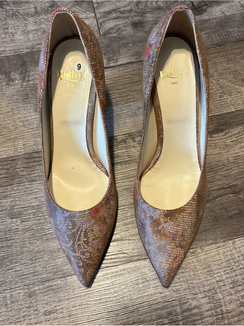Vero Cuoio Brown Floral-Accent Pointed-Toe Pumps